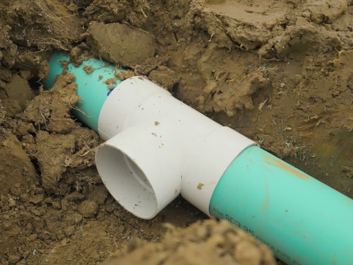 Drainage pipe and fitting set in a freshly dug trench